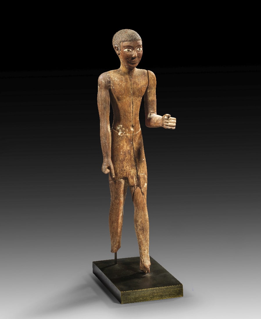 Statuette eines schreitenden Mannes.: Statuette eines schreitenden Mannes. Altes Reich, Ende 6. Dynastie, ca. 2348 - 2198 v. Chr. H 45,1cm, B 11,5cm, T 13cm. Holz mit Resten der blauen und roten Bemalung. Der linke, angewinkelte Arm