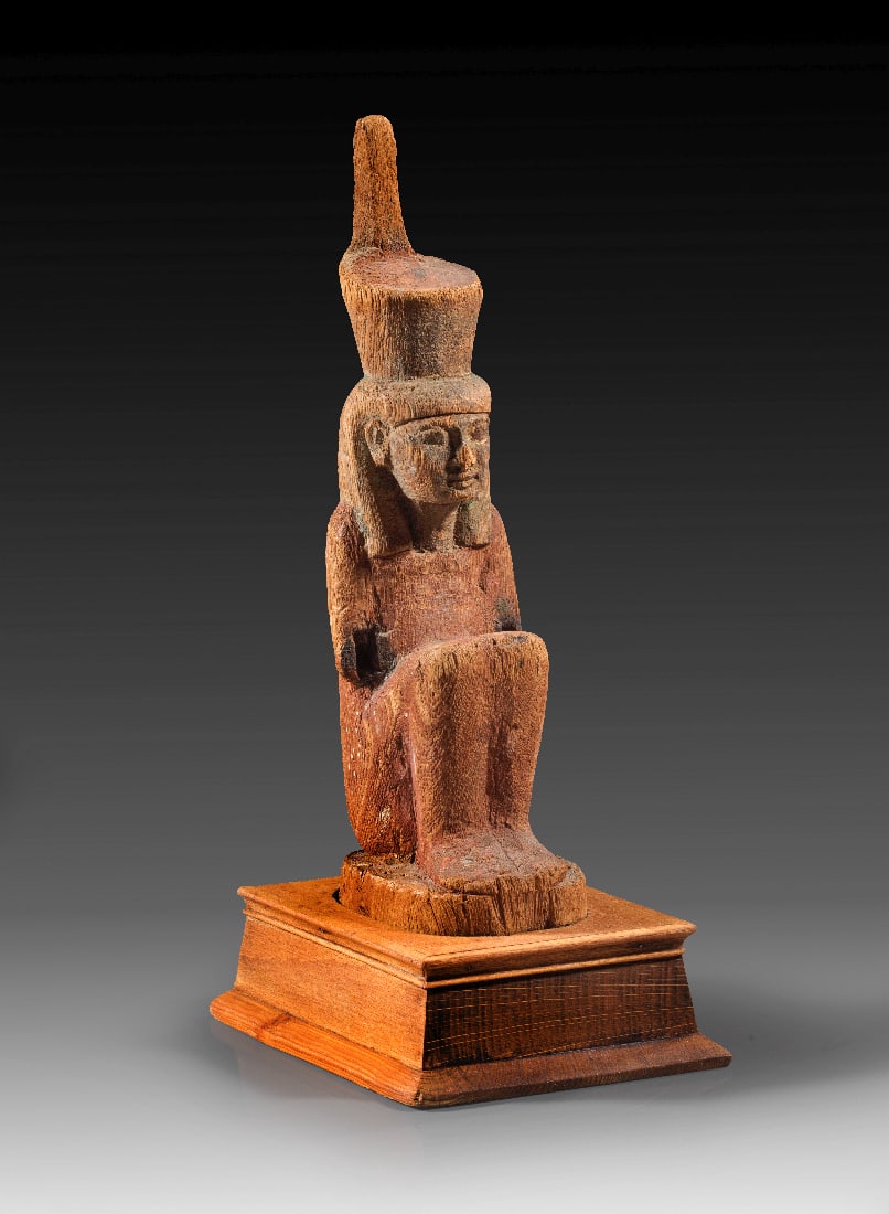 Holzfigur einer hockenden Goettin.: Holzfigur einer hockenden Goettin. Spaetzeit, 26. - 31. Dynastie, ca. 664 - 332 v. Chr. H 29,5cm (mit Sockel), H 26cm (ohne Sockel). Holz mit Resten von dunkelbrauner und rotbrauner Bemalung.