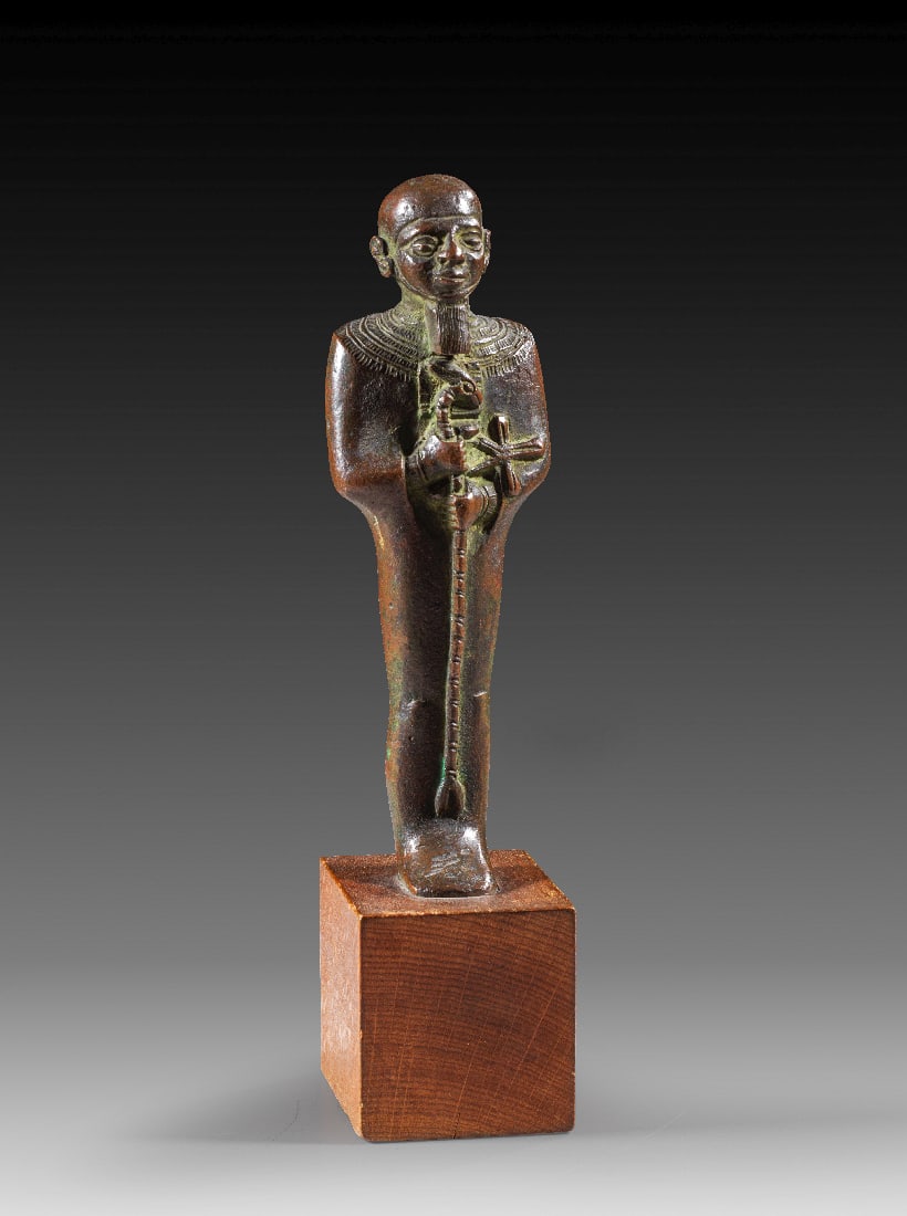 Ptah.: Ptah. Ptolemaeerzeit, ca. 305 - 30 v. Chr. H 15,3cm (ohne Sockel). Bronzevollguss. Stehender Ptah in langem Gewand mit Kappe und Goetterbart haelt das Was-Zepter und ein Ankh-Zeichen in den Haenden.