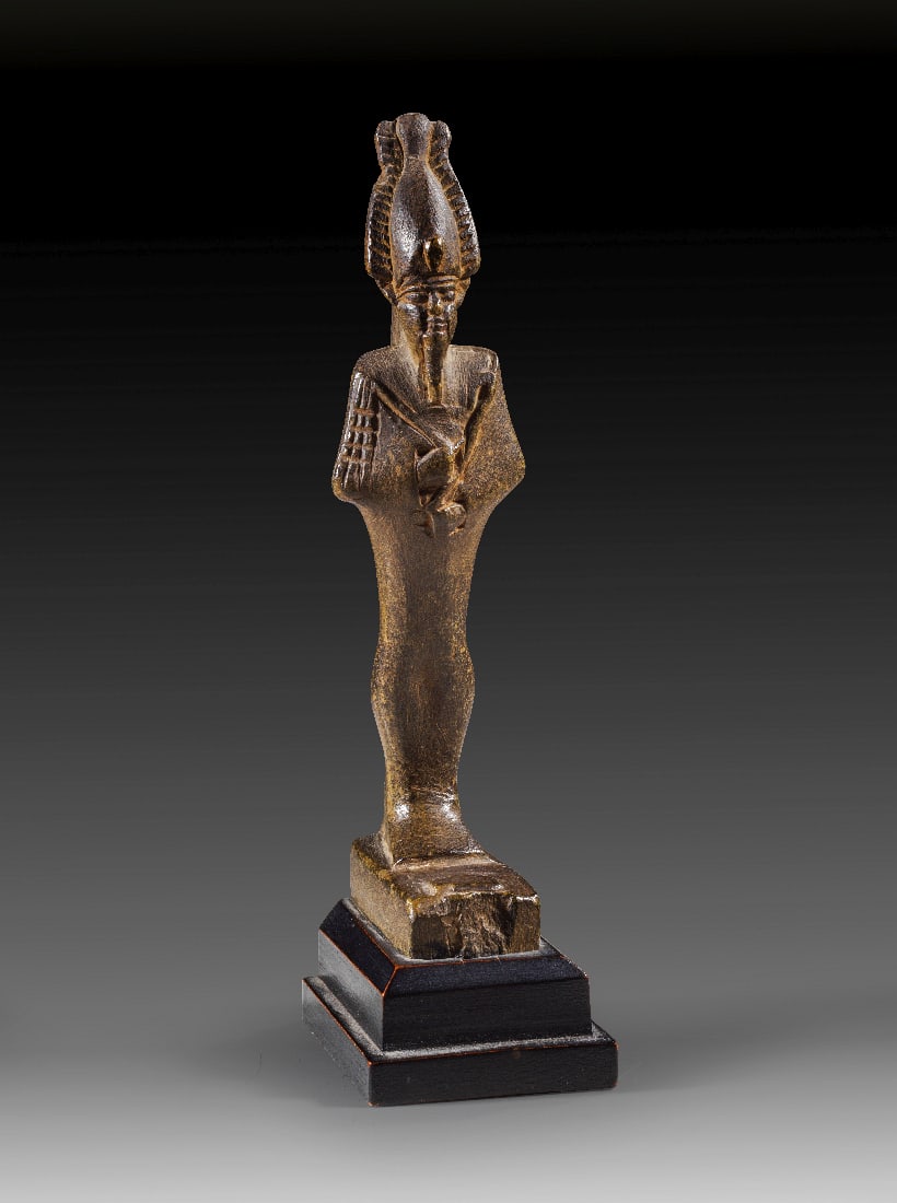 Steinstatuette des Osiris.: Steinstatuette des Osiris. 3. Zwischenzeit - Spaetzeit, ca. 1070 - 664 v. Chr. H 18cm (mit antikem Sockel). Aus gruenlichem Siltstein. Mumiengestaltige Figur des Gottes Osiris mit Atef-Krone und