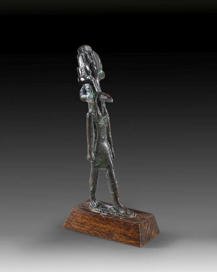 Bronzestatuette des Nehebkau.: Bronzestatuette des Nehebkau. Spaetzeit bis Ptolemaeische Periode, 664 - 30 v. Chr. H 9cm (ohne Sockel). Bronzevollguss. Statuette des schlangenkoepfigen Gottes Nehebkau, der mit vorgeschobenem