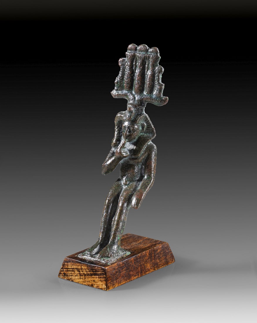 Bronzestatuette des Harpokrates.: Bronzestatuette des Harpokrates. Spaetzeit, 26. - 27. Dynastie, ca. 664 - 404 v. Chr. H 10,5cm, mit Sockel 12cm. Bronzevollguss. Sitzender, nackter Knabe, der den rechten Zeigefinger an den Mund