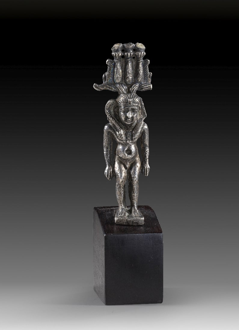 Harpokrates-Amulett.: Harpokrates-Amulett. Ptolemaeerzeit, ca. 305 - 30 v. Chr. H ohne Sockel 7,3cm. Silber. Nackter Harpokrates mit seitlicher Jugendlocke und seitlich herabhaengenden Haenden mit nach vorne gerichteten