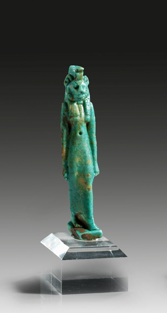 Figur der Sachmet.: Figur der Sachmet. Spaetzeit, 26. - 30. Dynastie, um 664 - 332 v. Chr. H 7,7cm. Tuerkise Fayence-Figur der Sachmet mit Uraeusschlange auf dem Kopf und Rueckenpfeiler mit Hieroglyphen. Hinter dem Kopf 