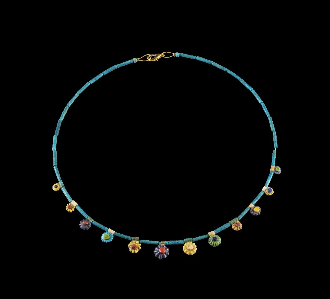 Gaensebluemchenkette aus Fayence der Armana-Periode.: Gaensebluemchenkette aus Fayence der Armana-Periode. Neues Reich, spaete 18. Dynastie, um 1350 v. Chr. L c. 43,5cm. Aus roehrenfoermigen, tuerkisen Perlen und 12 Gaensebluemchen-Perlen aus Fayence.