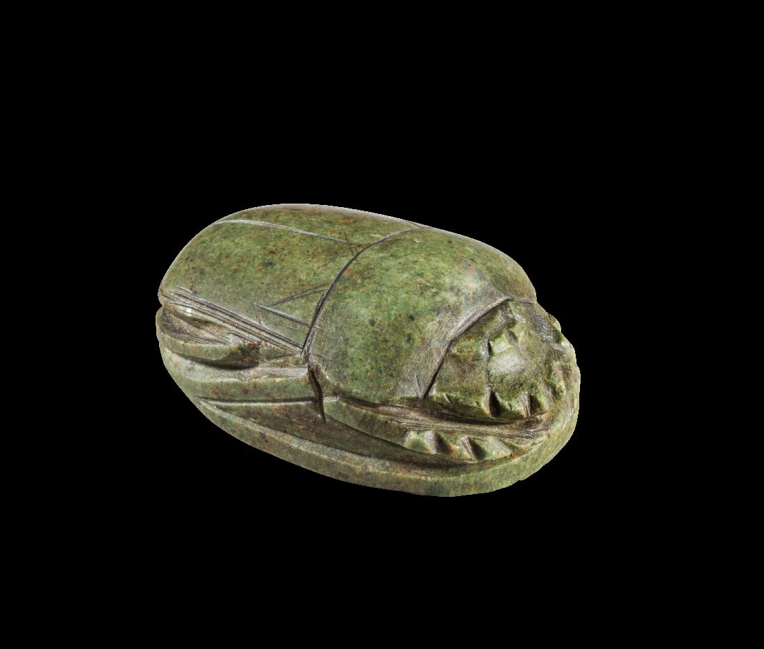 Herzskarabaeus fuer Nesi par (her) an .: Herzskarabaeus fuer "Nesi par (her) an". Neues Reich, 18. - 20. Dynastie, ca. 1550 - 1085 v. Chr. L 5,8cm. Serpentin. Mit feiner Binnenzeichnung. Auf der Unterseite sechszeilige