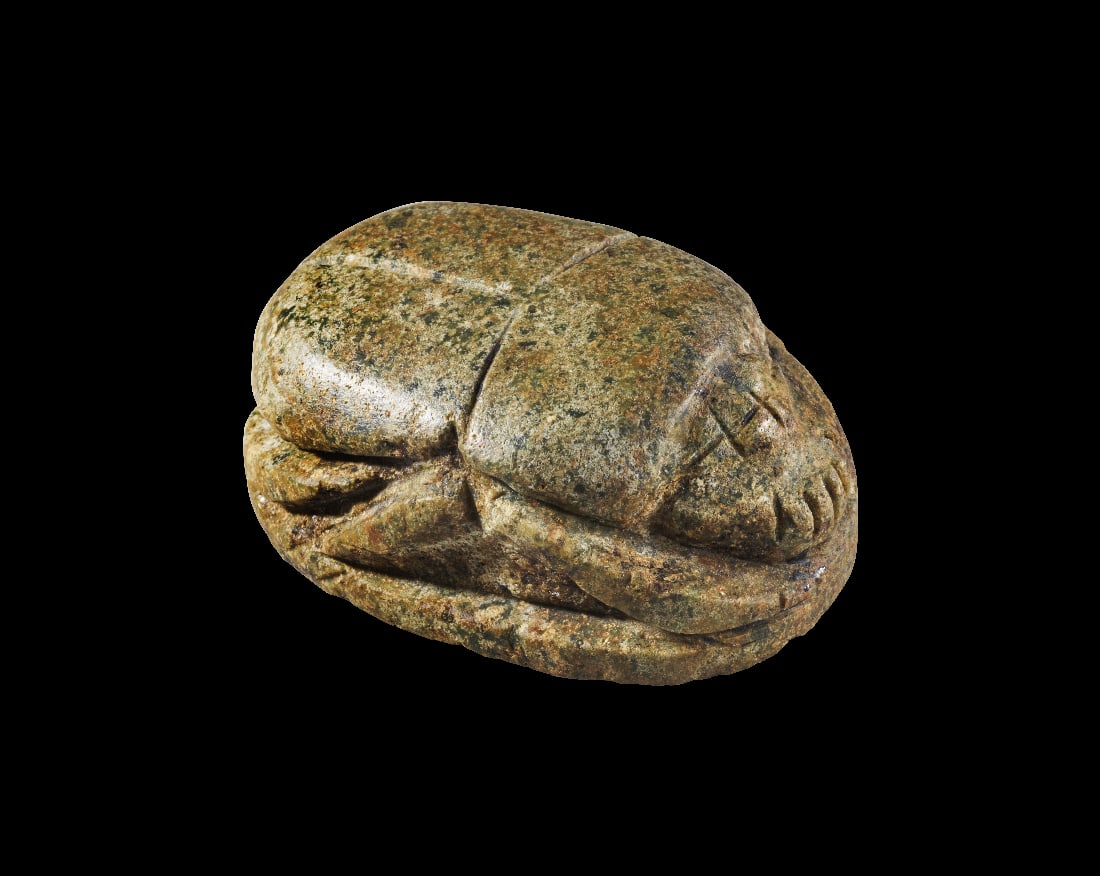 Herzskarabaeus.: Herzskarabaeus. Dritte Zwischenzeit, 1069 - 664 v. Chr. L 5,7cm. Serpentin. Panzer u. Kopf mit feinen Linien unterteilt. Unterseite glatt. Mit Echtheitszertifikat von Ancient Art Gallery! Winzige