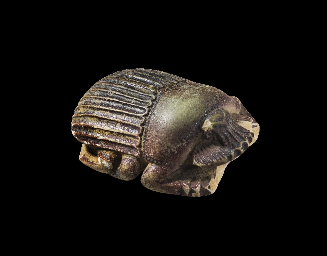 Skarabaeus aus Steatit.: Skarabaeus aus Steatit. Roemisch, 1. Jh. v. - 2. Jh. n. Chr. L 4,6cm, B 3,5cm, H 1,4cm. Auf der Unterseite zwei Paar angewinkelte Beine sowie in der Mitte eine oese. Bestossen, auf der Unterseite