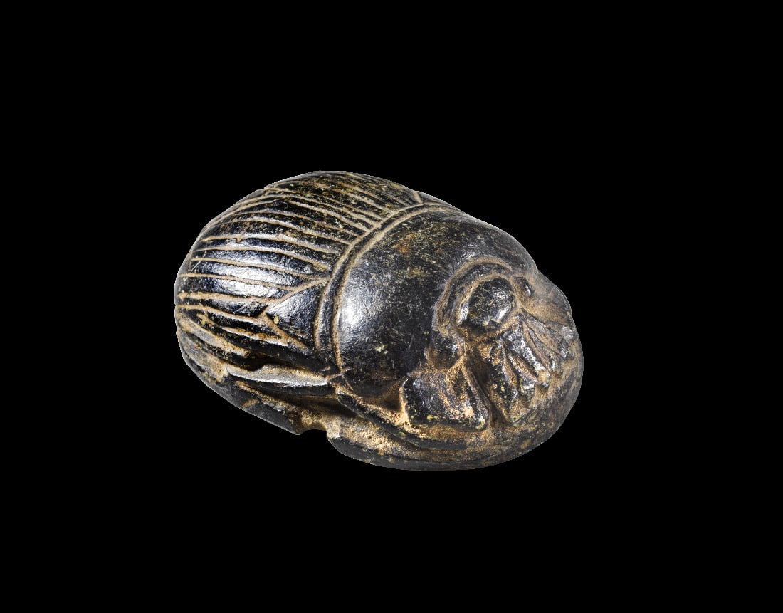 Skarabaeus aus Diorit.: Skarabaeus aus Diorit. Zweite - dritte Zwischenzeit, 15. - 21. Dynastie. L 4,1cm, B 2,9cm, H 1,6cm. Auf der Unterseite glatt. Ohne Laengsbohrung. Detailreiche Binnenzeichnung mit plastischen Beinen.