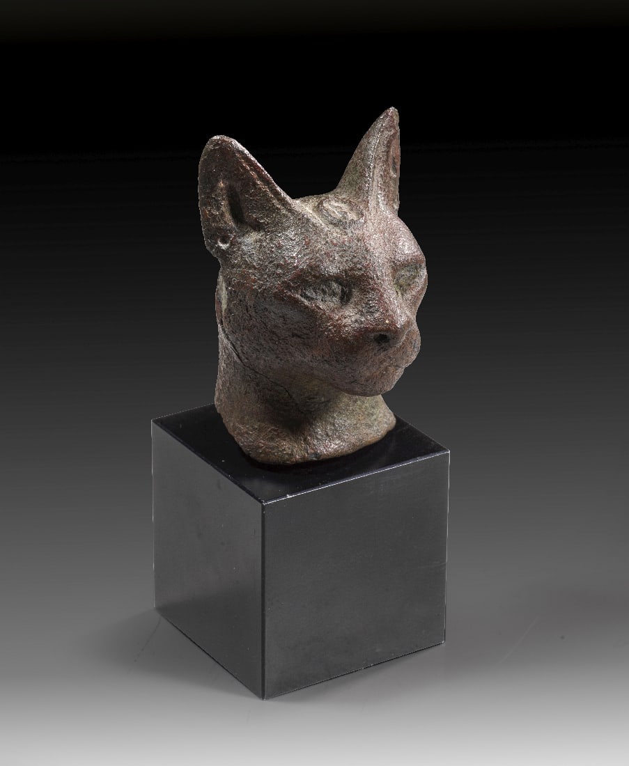 Bronzekopf der Bastet.: Bronzekopf der Bastet. Spaetzeit, 26. - 31. Dynastie, 664 - 332 v. Chr. H 12cm (mit Sockel), H 7,5cm (ohne Sockel). Hohlguss. Katzenkopf, der die Goettin Bastet darstellt. Auf der Stirn eine