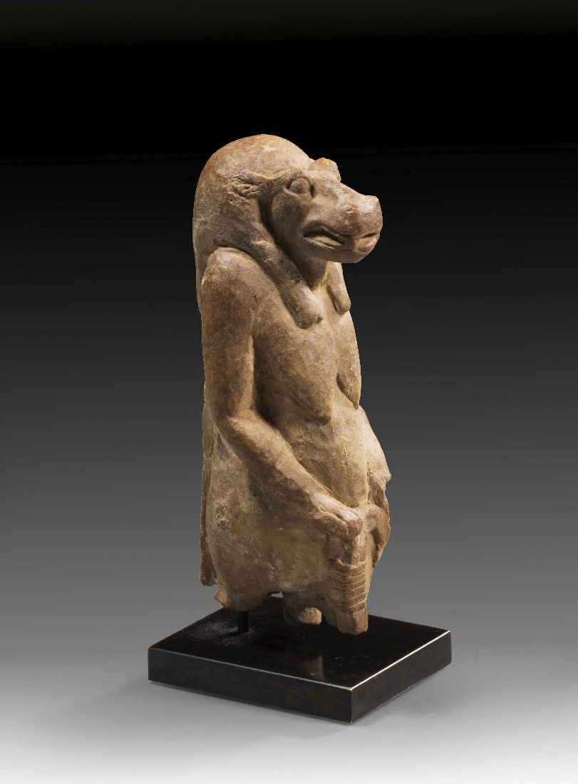 Statuette der Thoeris.: Statuette der Thoeris. Spaetzeit, 26. - 31. Dynastie, 664 - 332 v. Chr. H 8,5cm. Kalkstein. Nilpferdgestaltige, schwangere Figur der Goettin mit dem Ankh-Symbol. Mit Zertifikatskopie der Galerie Guent