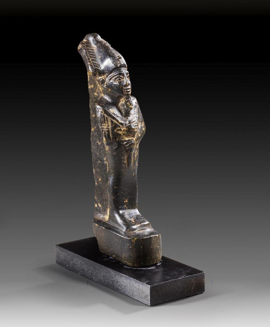 Figur des Osiris.: Figur des Osiris. Spaetzeit, 26. - 31. Dynastie, ca. 664 - 332 v. Chr. H 21cm (mit Sockel), H 19,5cm (ohne Sockel). Serpentin. Mumiengestaltige Figur des Gottes Osiris mit Rueckenpfeiler, Atef-Krone u