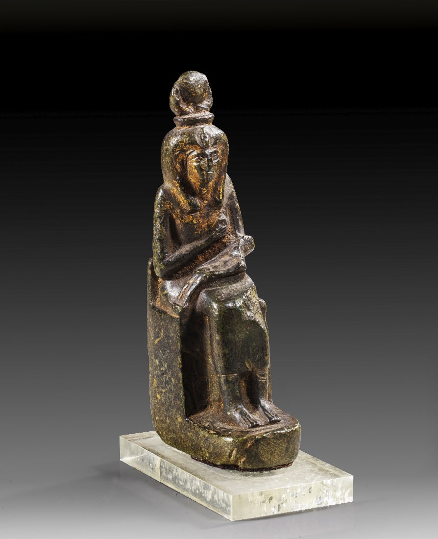 Isis mit Horusknaben.: Isis mit Horusknaben. Ptolemaeisch, 332 - 30 v. Chr. H 11,7 cm. Gruener Serpentin mit Vergoldungsresten. Auf Thron sitzende Isis mit kleiner Sonnenscheibenkrone und Horusknaben auf dem Schoss. Kopf