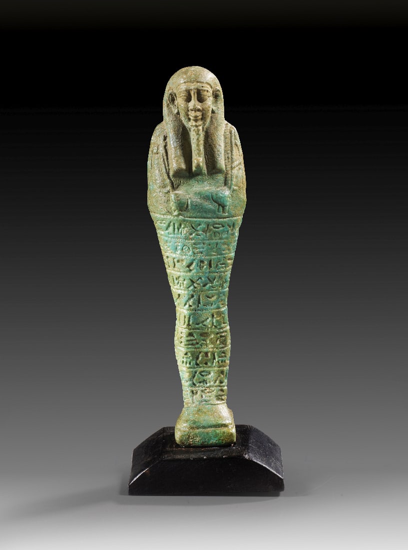 Ushebti des Psametich-Seneb.: Ushebti des Psametich-Seneb. Spaetzeit, 26. Dynastie, 664 - 525 v. Chr. H 18cm (mit Sockel), H Sockel 1,7cm. Gruene Fayence. Mumienfoermig mit Rueckenpfeiler, Peruecke, Bart sowie Hacke, Saattaeschche