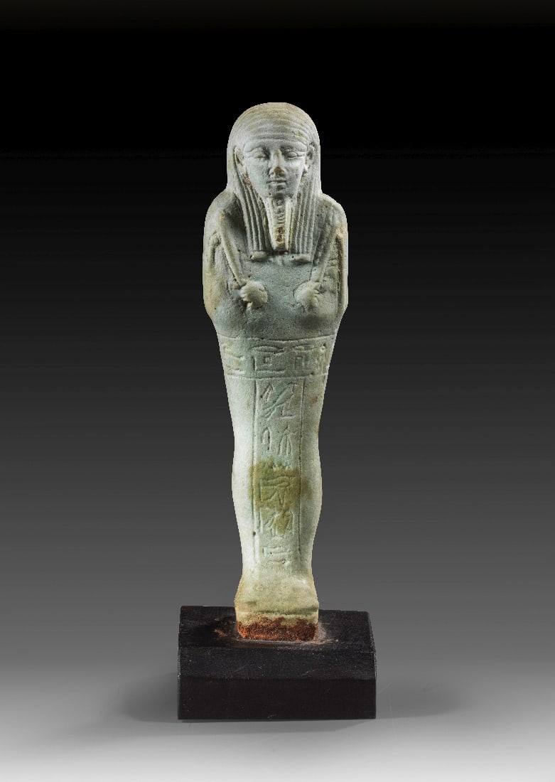 Ushebti des Hor.: Ushebti des Hor. Spaetzeit, 30. Dynastie, ca. 380 - 342 v. Chr. H 18cm (mit Sockel), H Sockel 2,2cm. Hellgruene Fayence. Mumienfoermig mit Rueckenpfeiler, Peruecke, Bart sowie Hacke, Saattaeschchen