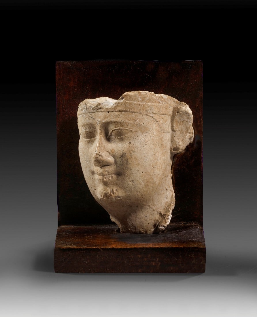 Bildhauermodell fuer Koenigskopf.: Bildhauermodell fuer Koenigskopf. Ptolemaeisch, 332 - 30 v. Chr. L 6,9cm. Gips. Pharaokopf mit Nemes-Kopftuch. An den Kanten u. am Kinn bestossen, im Hals gebrochen. Provenienz: Ex Privatsammlung D.W.