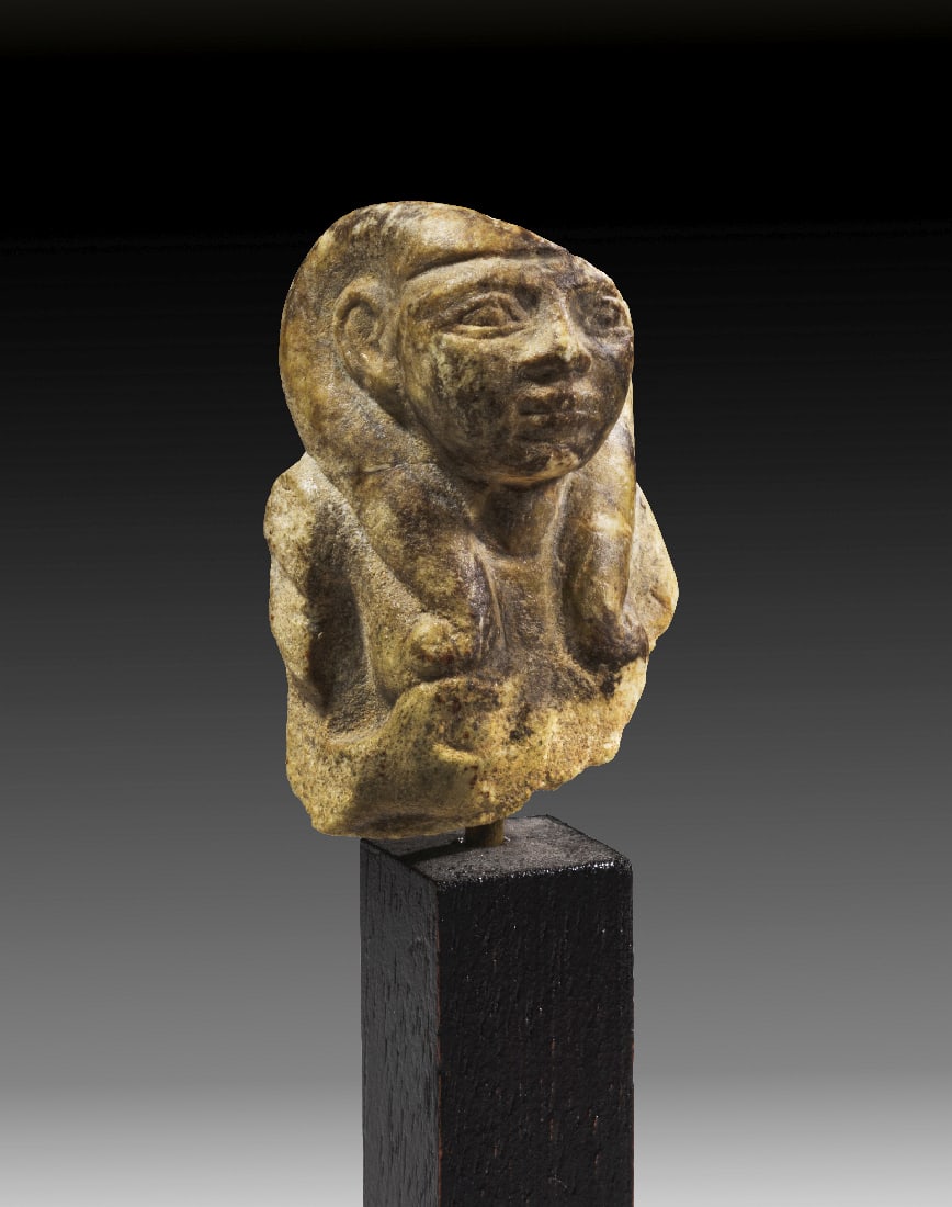 Fragment einer sitzenden Hededet.: Fragment einer sitzenden Hededet. Dritte Zwischenzeit, 22. - 25. Dynastie, 946 - 664 v. Chr. L 5cm. Gruenlicher Serpentinit. Die obere und linke Kopfseite fehlt, unterhalb der Brust gebrochen.