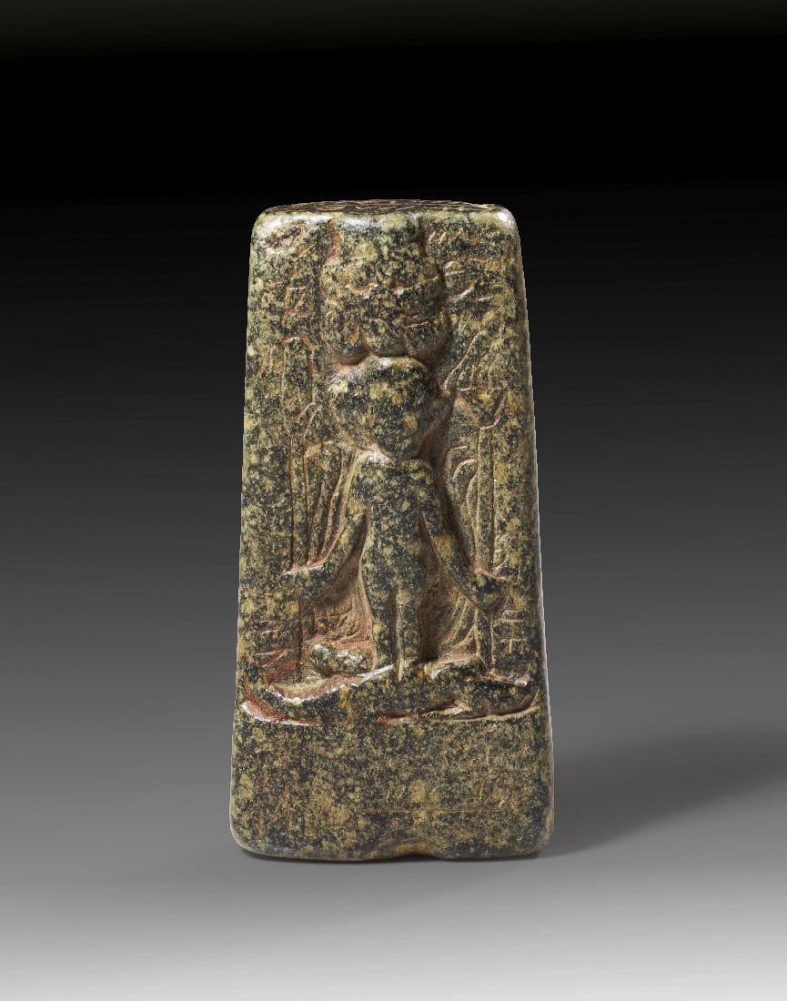 Magisches Amulett mit Horus.: Magisches Amulett mit Horus. Ptolemaeisch, 332 - 30 v. Chr. L 6cm, B 2,9cm. Gruener Steatit. Schutzamulett (Cippus), auf der Vorderseite Horus, der auf zwei Krokodilen steht und von einer Bes-Maske be