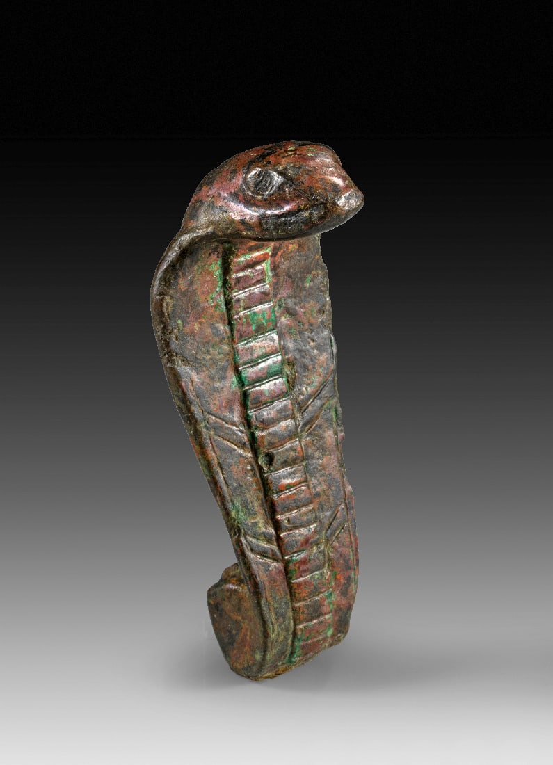 Uraeusschlange aus Bronze.: Uraeusschlange aus Bronze. Spaetzeit, 26. - 31. Dynastie, 664 - 332 v. Chr. H 7cm. Bronzevollguss. Aufsatz in Gestalt einer naturalistisch gestalteten Kobra mit aufgerichtetem Kopf. Braune und rotbrau