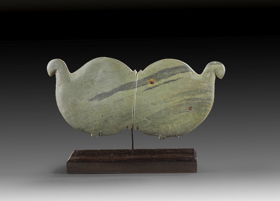 Palette mit zwei Perlhuehnern.: Palette mit zwei Perlhuehnern. Praedynastisch, Naqada II, ca. 3500 - 3200 v. Chr. Gruener Schist, B 19,4cm H 8,9cm. Beide Perlhuehner sind Ruecken an Ruecken dargestellt, so dass die Koepfe nach