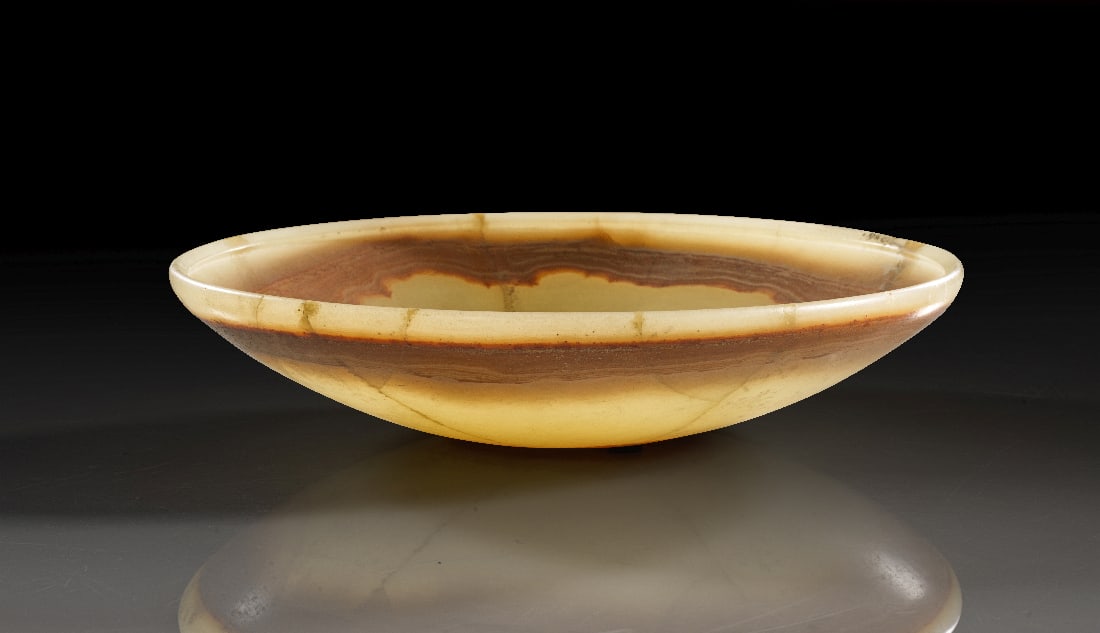 Grosse Alabasterschale.: Grosse Alabasterschale. Fruehdynastisch bis Altes Reich, 1. - 3. Dynastie, 3100 - 2600 v. Chr. H 6,4cm, ? 29,6cm. Schoener Alabaster, aussen auf der Unterseite und innen kreisrund unter dem Rand schoe