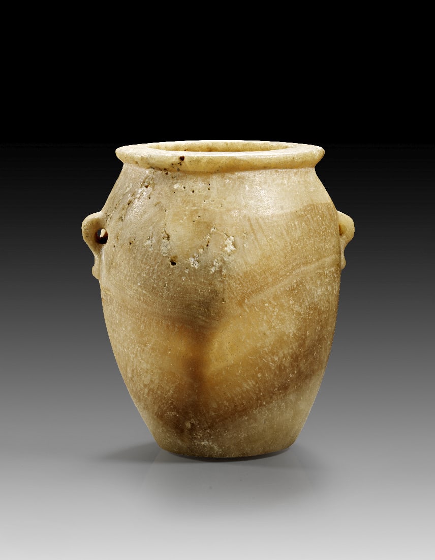 Schnuroesengefaess.: Schnuroesengefaess. Praedynastisch, Ende 4. Jt. v. Chr. H 13cm, ? oben 8,6cm. Alabaster. Sehr gute Erhaltung! Intakt. Provenienz: Ex Gorny & Mosch, Auktion 275, 2020, Los 286; ex Sammlung H.-D.D., Nor