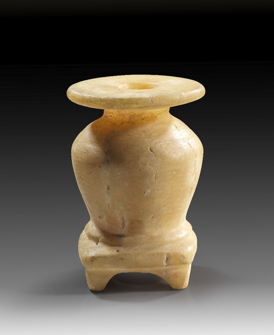 Kosmetikgefaess aus Alabaster auf viereckiger Basis.: Kosmetikgefaess aus Alabaster auf viereckiger Basis. Mittleres Reich, 2137 - 1781 v. Chr. H 10cm, ? oben 7cm. Bauchiges Gefaess mit leichtem Schulterknick und breiter, flacher Muendung auf einer