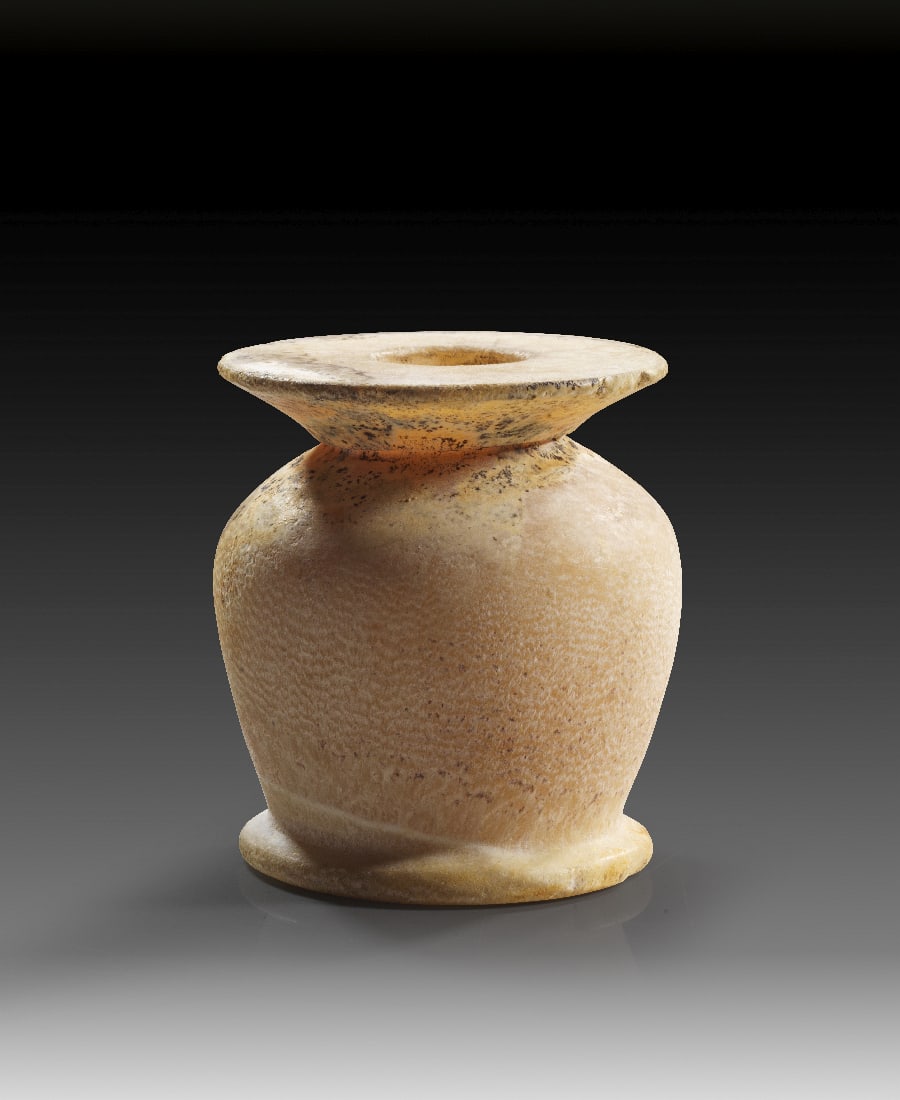 Khol-Gefaess aus Alabaster.: Khol-Gefaess aus Alabaster. Mittleres Reich, ca. 2137 - 1781 v. Chr. H 7,6cm, ? oben 6,7cm. Flacher Fuss, bauchiger Corpus mit leichtem Schulterknick und weit ausladender Muendung. Diente zur