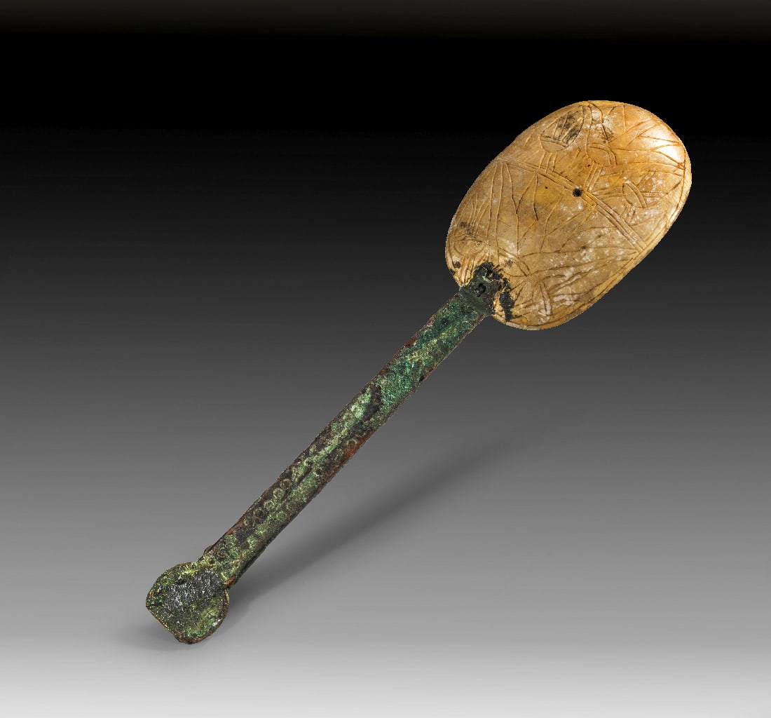 Loeffel aus Bronze und Bein.: Loeffel aus Bronze und Bein. Laffe, Spaetzeit, 1. Jt. v. Chr., Griff, roemisch, 2. - 3. Jh. n. Chr. L 18cm, Laffe L 7cm. Griff aus Bronze mit einer runden Scheibe an einem Ende und Punzdekor in Form v