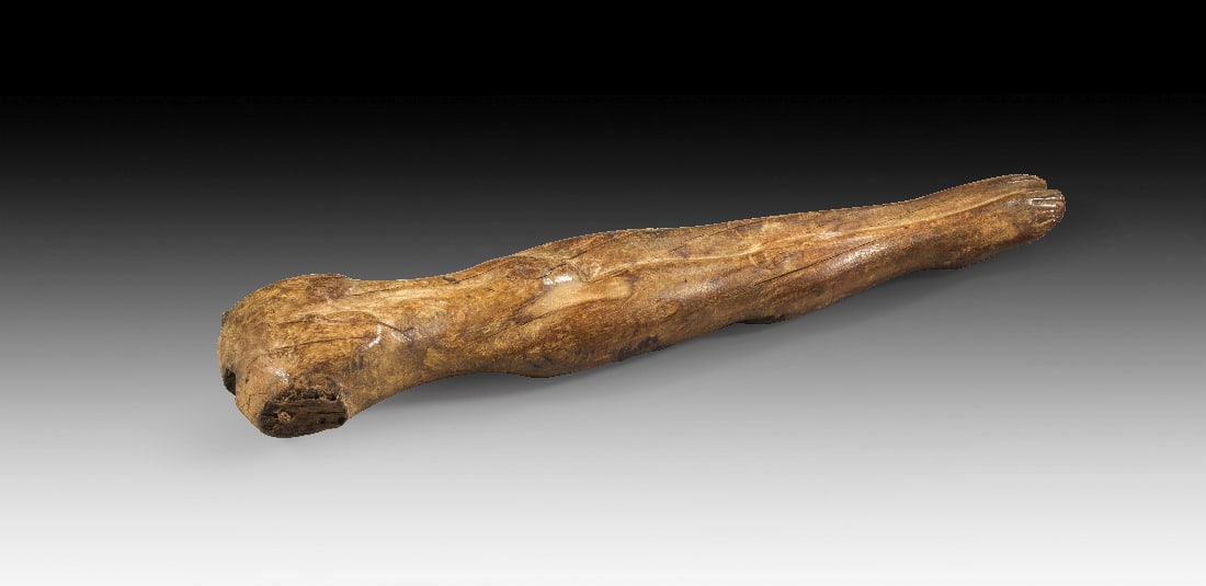 Schwimmerin.: Schwimmerin. Nordafrika, Neues Reich, 1550 - 1070 v. Chr. L 32,5cm. Holz. Nackte Frauenfigur mit ausgestreckten Beinen und Fuessen. Der Kopf und die Arme waren separat gearbeitet und fehlen heute.