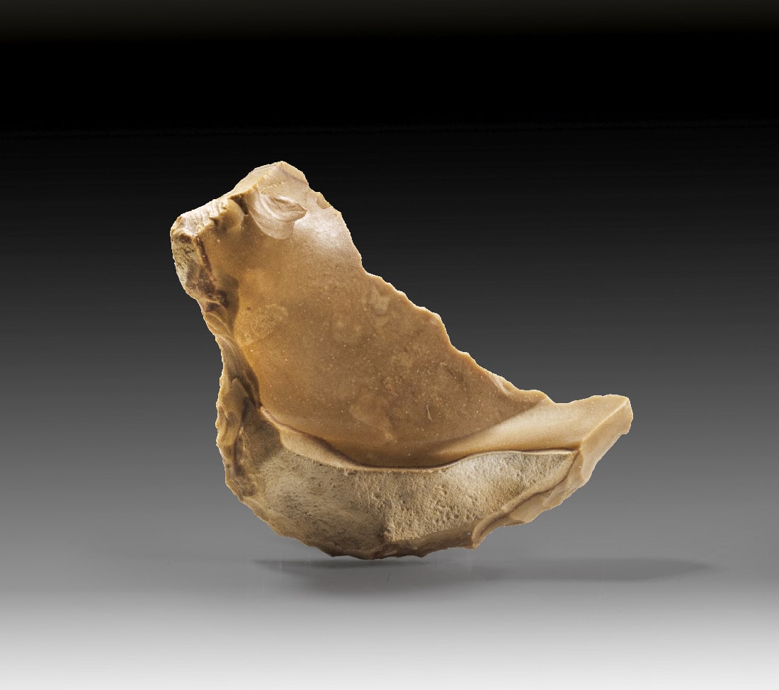 Stein-Vogel.: Stein-Vogel. Praedynastisch, ca. 3500 - 3000 v. Chr. H 6cm. Aus Flintstein. Winzige Fragmente am Kopf fehlen. Provenienz: Ex Sammlung G., Paris, erworben vor 2000 bei Drouot. Flint in the form of a