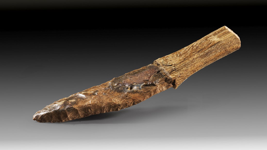 Steinmesser.: Steinmesser. Klinge, praedynastisch, ca. 3200 v. Chr. L 17,5cm. Klinge aus Flintstein, moderner Griff aus Holz. Mit Kopie der Katalogseiten von Bonhams! Griff modern, Klinge intakt. Provenienz: Ex