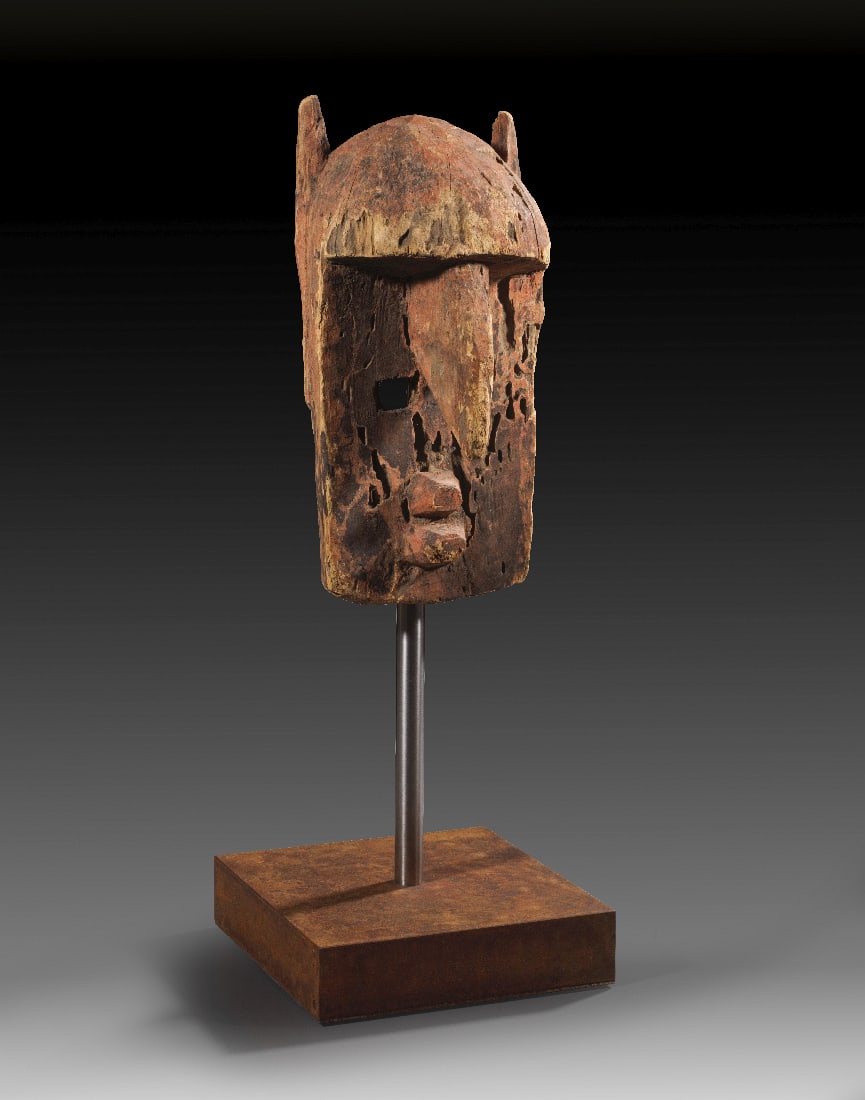 Holzmaske.: Holzmaske. Westafrika, Mali, Dogon, 20. Jh. H mit Sockel 67cm. Mit Cortenstahl-Staender. Verwitterungsspuren, intakt. Provenienz: Ex Privatsammlung Dr. Erich Marx (1921 - 2020), Berlin. Wooden mask,