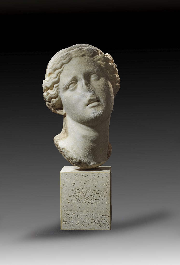 Niobe.: Niobe. Roemische Kaiserzeit, Anfang 2. Jh. n. Chr., trajanisch. Nach einem fruehhellenistischen bzw. spaetklassischen griechischen Werk des Skopas. Weisser, feinkristalliner Marmor, H 44cm.