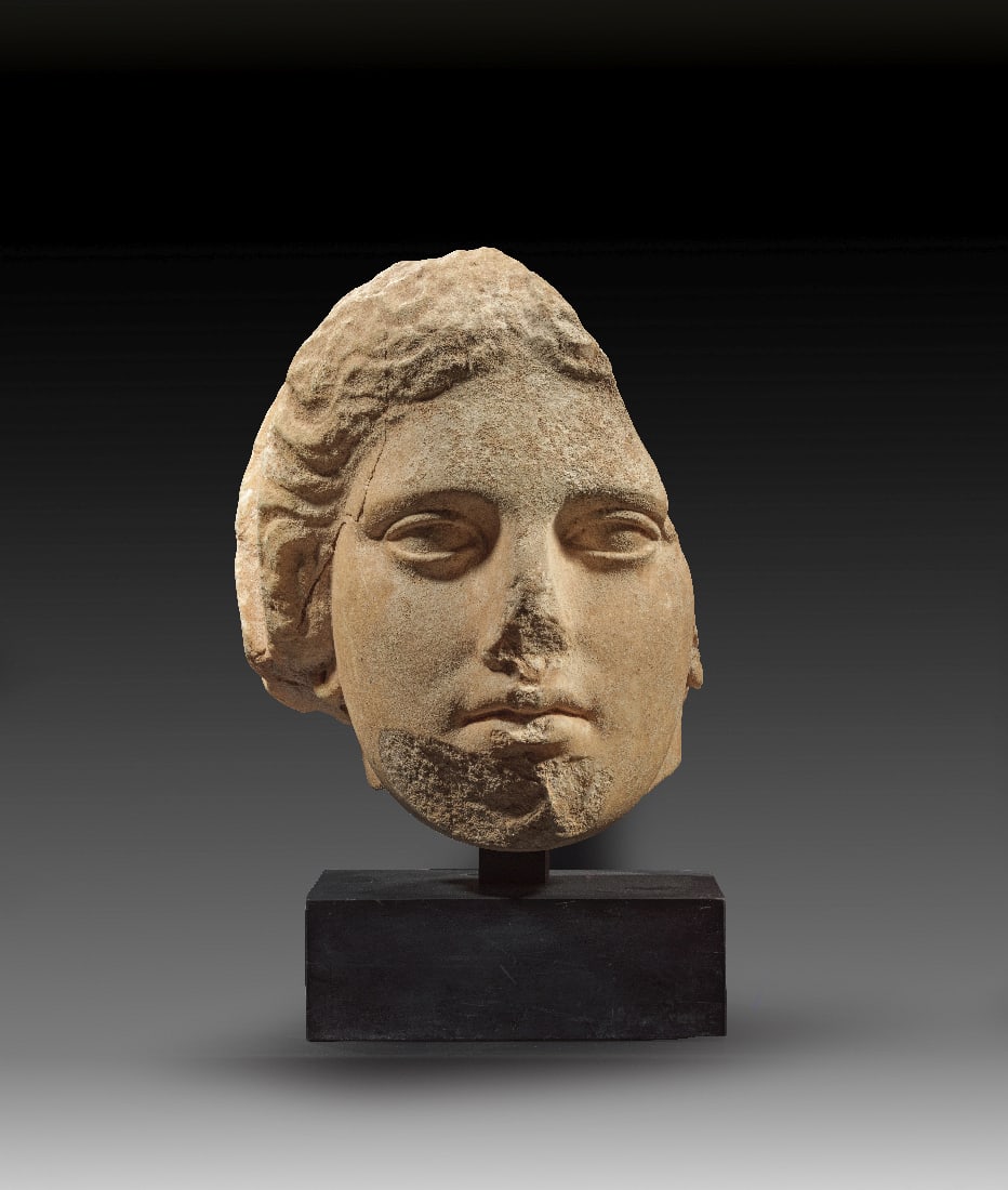 Kopf einer Goettin.: Kopf einer Goettin. Griechenland, "strenger Stil", ca. Mitte 5. Jh. v. Chr. Weisser, feinkristalliner Marmor, H 27,5cm, B 24cm, T 22cm. ueberlebensgrosser, weiblicher Kopf mit idealisierten