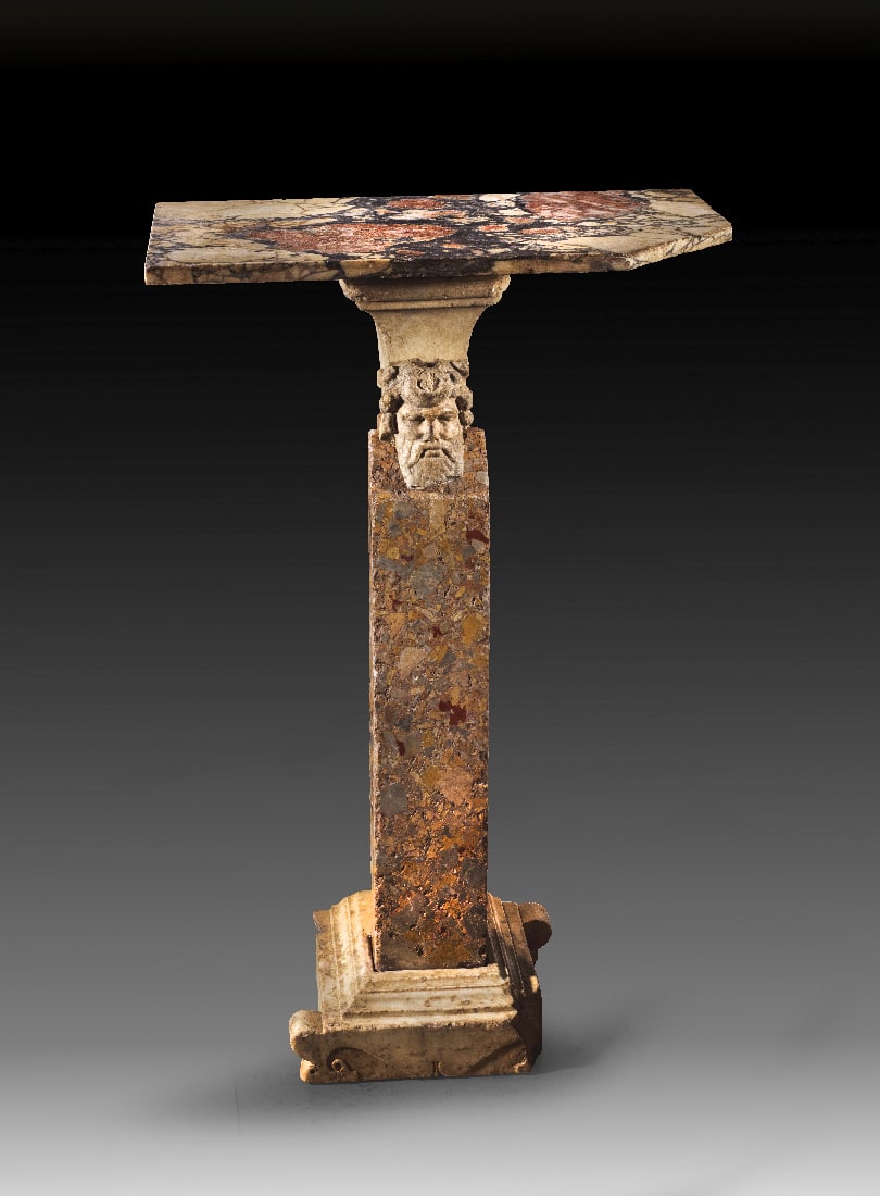 Praechtiger Steintisch (Monopodium).: Praechtiger Steintisch (Monopodium). 1. - 2. Jh. n. Chr. H 101 cm, B 65 cm. Die quadratische Mittelsaeule aus Breccia polychroma traegt einen baertigen Hermenkopf des Dionysos aus weissem Marmor. Der 