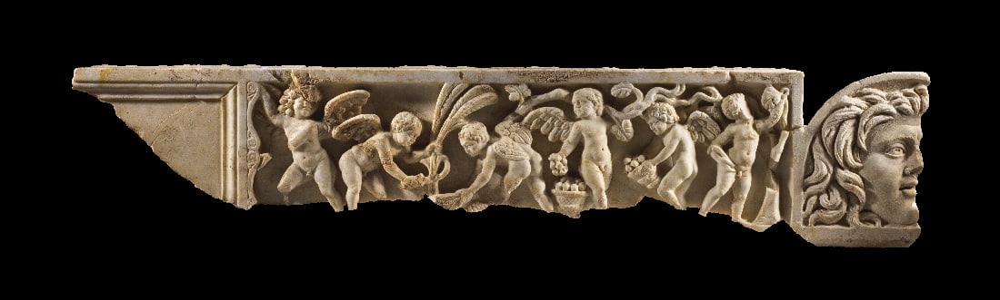 Relief mit Eroten bei der Ernte.: Relief mit Eroten bei der Ernte. Roemische Kaiserzeit, ca. 160 - 170 n. Chr. Weisser, feinkristalliner Marmor, H 22,5cm, B 109cm, T 4,5cm. Fragment von der rechten Haelfte eines Sarkophagdeckels mit