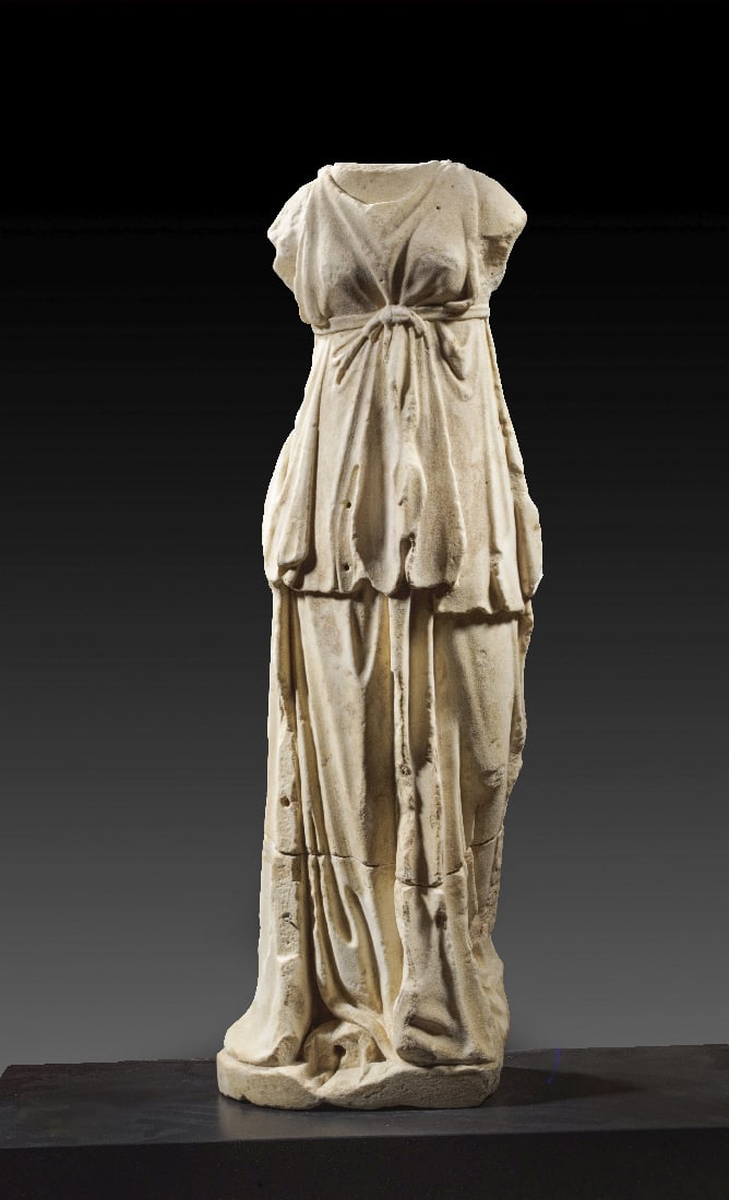 Statue eines Maedchens.: Statue eines Maedchens. Hellenistisch, 2. Haelfte 2. Jh. v. Chr. H 73,2cm. Weisser, feinkristalliner Marmor. Die Dargestellte steht in leichtem Kontrapost mit nach hinten gestelltem linken Spielbein