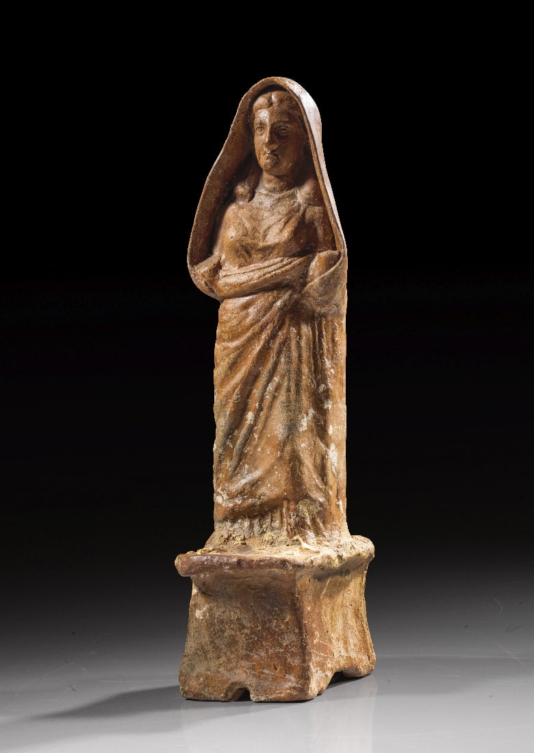Verschleierte Dame.: Verschleierte Dame. Phoenizien, 2. Haelfte 5. Jh. v. Chr. H 42,5cm. Eine weibliche Figur steht auf einem hohen, altaraehnlichen Sockel mit ueberhaengender Kante. Sie traegt einen bodenlangen Chiton