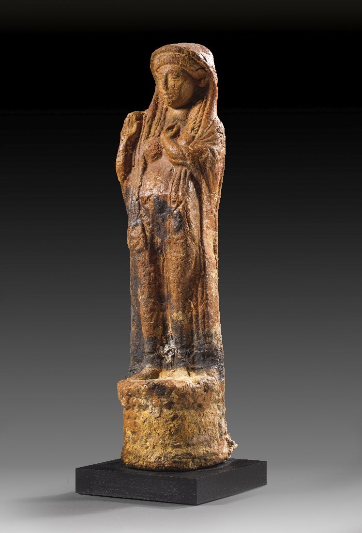 Tanit.: Tanit. Phoenizien, Ende 6. - 1. Haelfte 5. Jh. v. Chr. Rotbraune Terrakotta, H 43cm. Die Goettin traegt ein feingefaelteltes, knoechellanges Untergewand, das die Brueste frei laesst und einen ueber