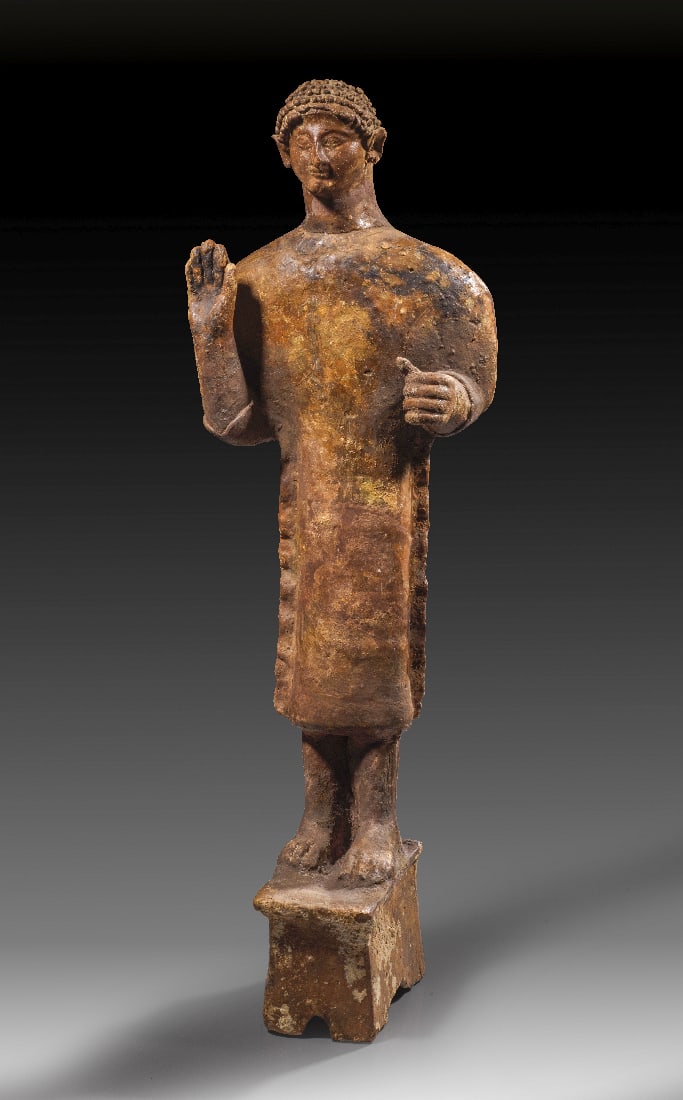 Priester?: Priester? Phoenizien, ca. 1. Haelfte 5. Jh. v. Chr. Rotbraune Terrakotta, H 75cm. Ein stehender junger Mann gekleidet in eine Tunika, die etwas ueber die Knie und an den Armen etwas ueber die