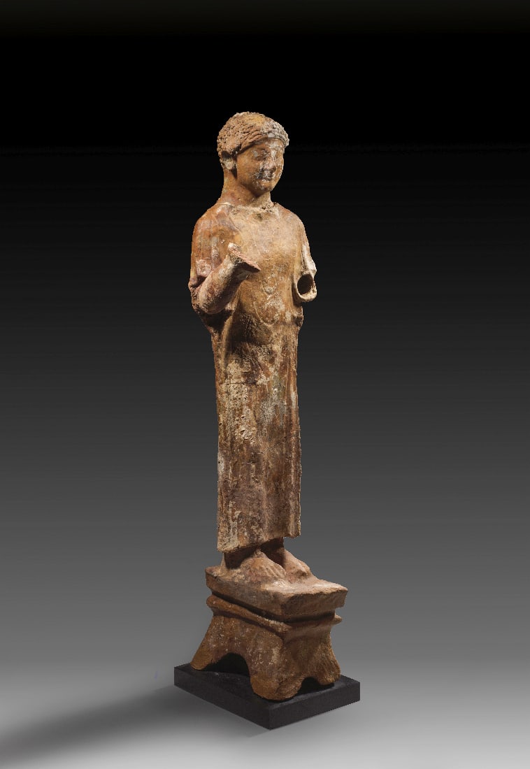 Adorant in langem Gewand.: Adorant in langem Gewand. Phoenizien, 1. Haelfte 5. Jh. v. Chr. Rotbraune Terrakotta, H 80cm. Stehender Juengling in einem knoechellangen, glatten Gewand. Beide Arme sind angehoben. Er traegt eine
