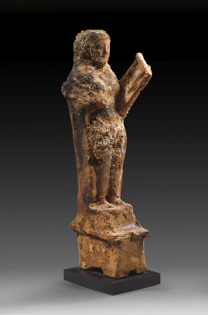Nackte Musikantin.: Nackte Musikantin. Phoenizien, Ende 6. - 1. Haelfte 5. Jh. v. Chr. Rotbraune Terrakotta, H 53cm. Nackte, stehende, weibliche Gestalt, die mit der Rechten eine Brust haelt und mit der Linken eine