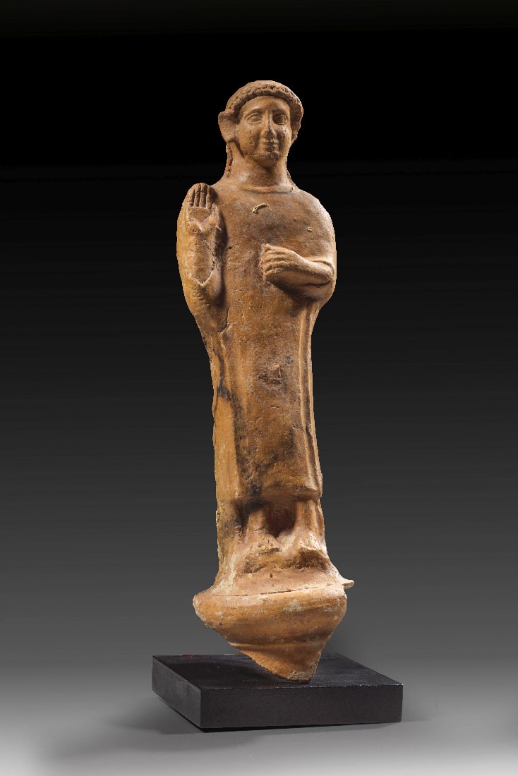 Adorant.: Adorant. Phoenizien, ca. Ende 6. - 1. Haelfte 5. Jh. v. Chr. Rotbraune Terrakotta, H 50cm. Stehender Juengling in einem knoechellangen, glatten Gewand. Der rechte Arm ist angehoben, die Linke vor den