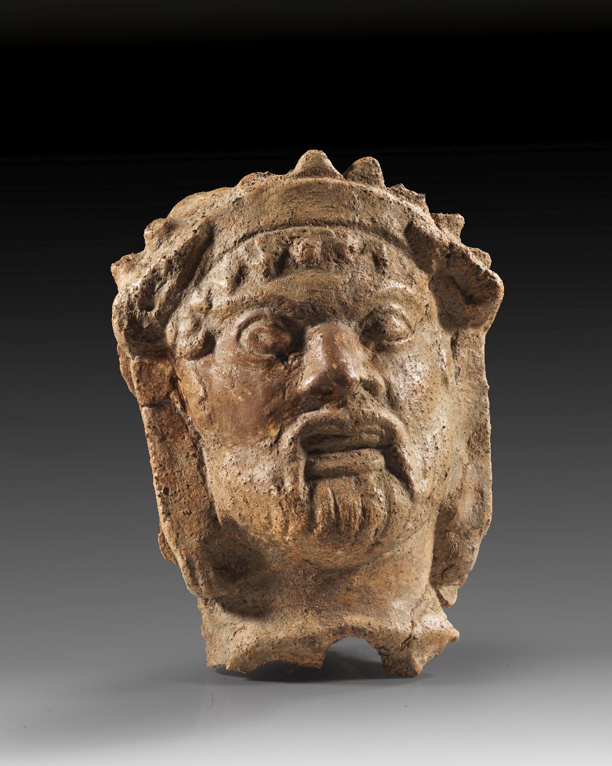 Fragment von einem etruskisches Antefix in Form eines Silenkopfes. (1 of 1)