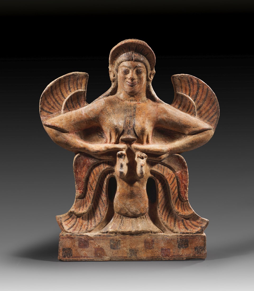 Grosses etruskisches Antefix in Gestalt einer Harpyie.: Grosses etruskisches Antefix in Gestalt einer Harpyie. 1. Haelfte 5. Jh. v. Chr. H 59,4cm, B 49,1cm. Hellbraune Terrakotta mit rotbrauner und schwarzer Bemalung. Die gefluegelte Gestalt mit Frauenkopf