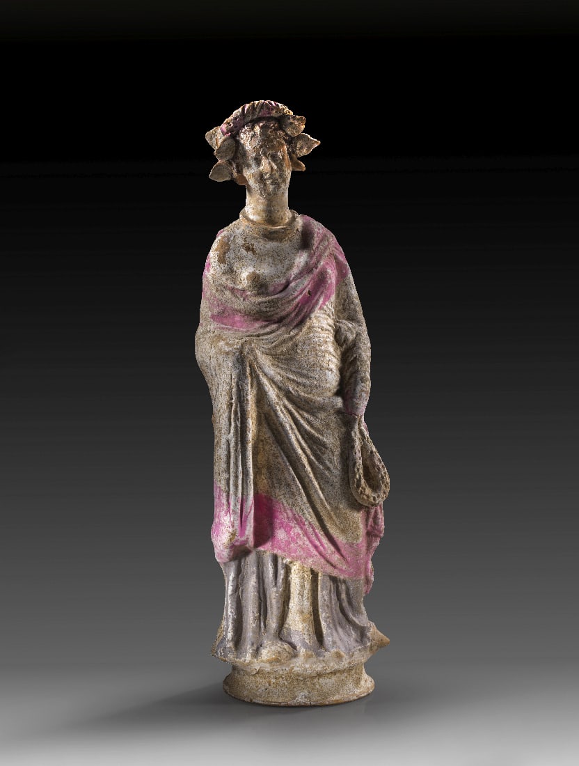 Frauenfigur mit Girlande. (1 of 1)