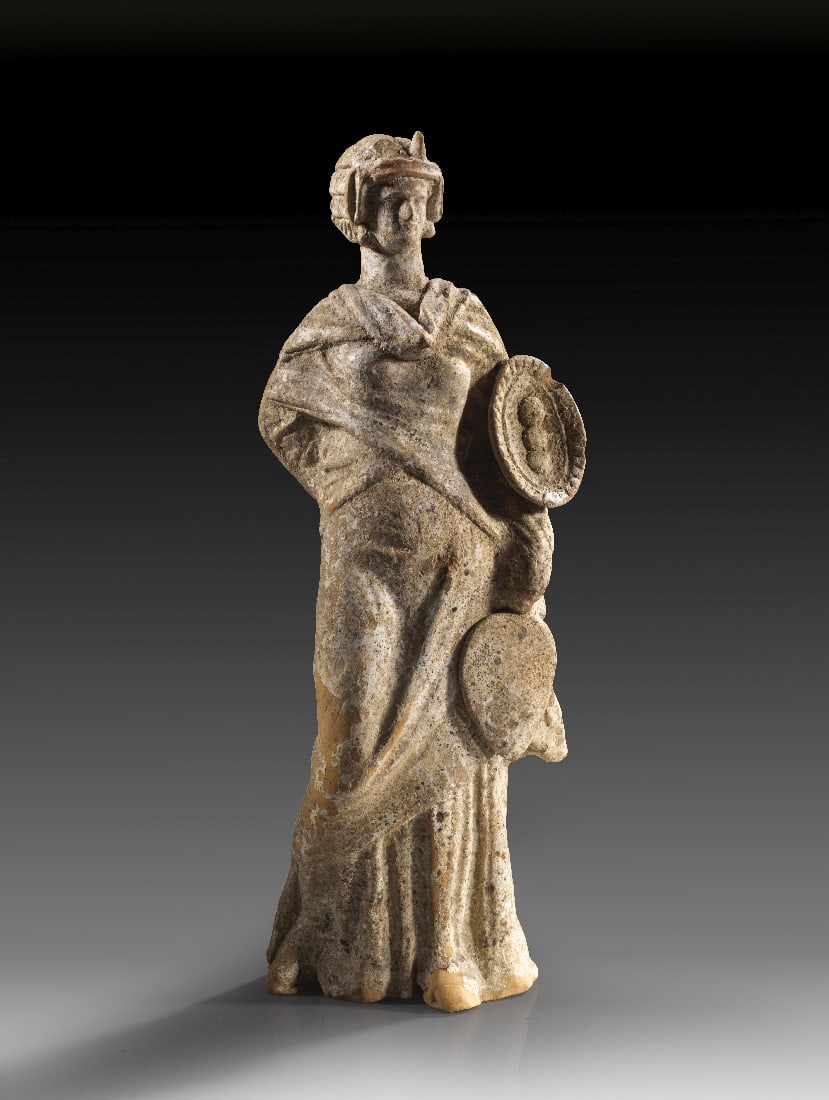 Frauenfigur mit Tablett und Faecher.: Frauenfigur mit Tablett und Faecher. Griechisch, 4. Jh. v. Chr. H 26,5cm. Aus roetlichem Ton mit Resten von weisser Engobe. Stehende, weibliche Figur in Chiton und Himation. Die Arme sind in den Mante