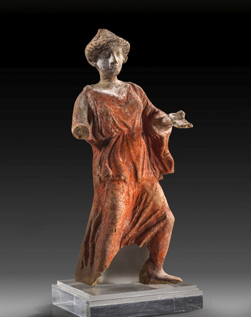 Laufende Frau im Peplos.: Laufende Frau im Peplos. Griechisch, 5. - 4. Jh. v. Chr. H 22,5cm, B 9cm. Aus beigem Ton mit Resten von weisser Engobe u. Bemalung in rot und braun. Frau in rotem Peplos in Schrittstellung, die linke 