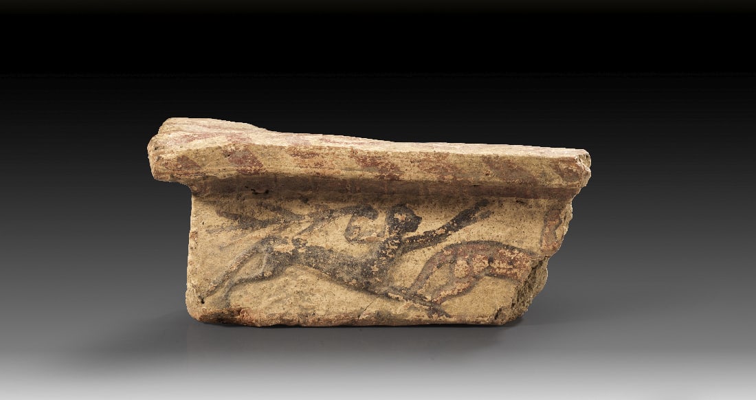 Eckfragment einer Gesimsleiste mit figuerlichem Dekor.: Eckfragment einer Gesimsleiste mit figuerlichem Dekor. Etruskisch, ca. 6./5. Jh. v. Chr. H 9,9cm, B 22,1cm, T 11,3cm. Auf der Vorderseite im Relief zwei Kentauren, von denen der linke schwarz bemalt i